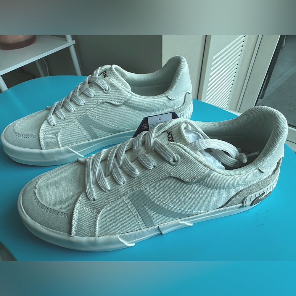 BRAND NEW WITH TAGS! LACOSTE SNEAKERS / TENNIS SHOWS w/ BRIGHT GREEN BOTTOMS!